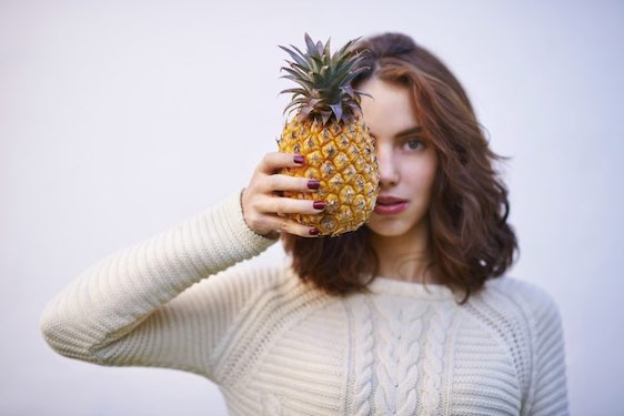 Cropped shot of a young woman holding a pineapple against a white backgroundhttp://195.154.178.81/DATA/i_collage/pu/shoots/805920.jpg